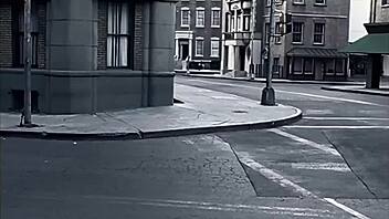 ladyboy wsadza palce w dupę solo przy Paralyzer