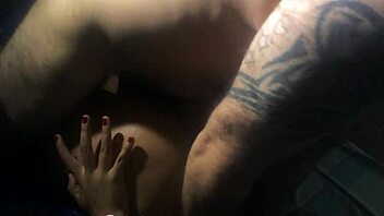 Šílím nad její šťavnatou kundičkou prdící sperma po divoké jízdě