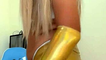 Stunning ladyboy shows off sensual and rich charm.