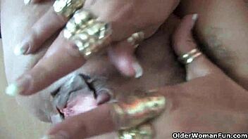 Hey, watch this chubby milf rub in stockings!