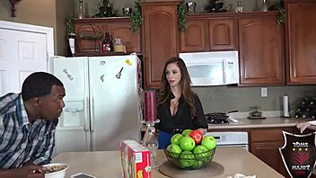 בחורות חרמניות אריאלה פררה ונדיה ווייט מקבלות זיון מרום מייג'ור בשלישייה עם יד, ליק, בלונדינית כפופה, שחורה, בלואג'וב, דיפטרוט, קונילינגוס