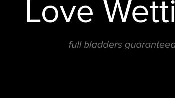 Bella si užívá odvážný venkovní moment s divokým močením