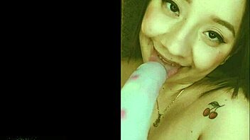 sexy jovencita muestra su hermoso cuerpo y se masturba para sus seguidores 😏