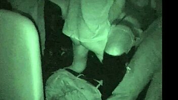 Já viu uma foda selvagem no cinema com amadoras maduras em público?