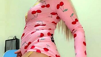 Stunning ladyboy shows off sensual and rich charm.