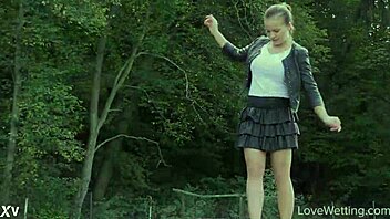 Bella si užívá odvážný venkovní moment s divokým močením