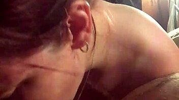 Esposa chupando pau fundo na garganta.