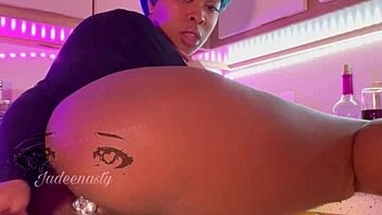 Ms Bulma Briefs showt geil in haar keuken