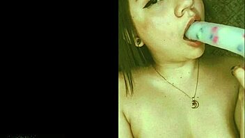 sexy jovencita muestra su hermoso cuerpo y se masturba para sus seguidores 😏