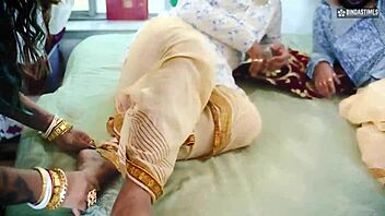 Desi indiske brødre deler fire koner for intens gangbang. Ekte kaos utspiller seg!