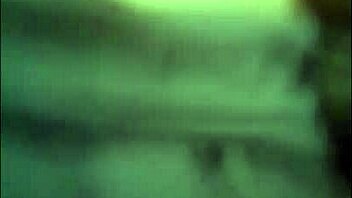 Индонезийская жена изменяет в доме свекрови в горячей сцене.