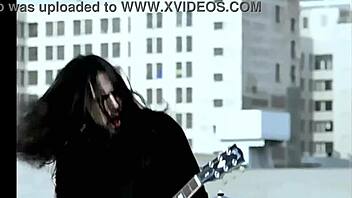 ladyboy wsadza palce w dupę solo przy Paralyzer