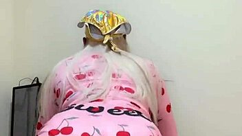 Stunning ladyboy shows off sensual and rich charm.