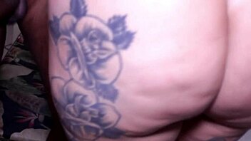 a rola preta no cu da velha fez ela se mijar toda