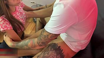 فتاة جامعية شابة 18+ تتوسل رئيسها للوظيفة في القصة الكاملة