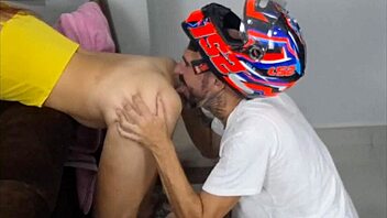 young naked girl receives ifood delivery guy