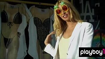 Busty Australian MILF Lisa Seiffert poses naked outdoors!