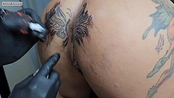 modifying the tattoo around my ass, now it's bigger than before 😏