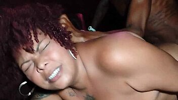 Levei o filho da vizinha pra conhecer o swing e ele acabou comendo a minha mulher e ainda gozou na boca dela