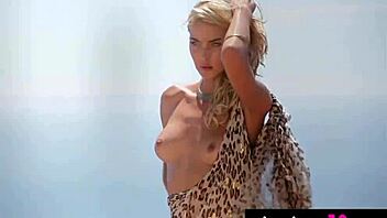 Busty Australian MILF Lisa Seiffert poses naked outdoors!