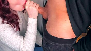 Pompino bagnato pubblico sul balcone