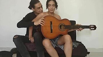 मेरी हॉर्नी लातीना स्टेपसिस्टर को गिटार की तरह बजाना चाहते हो? चलो!