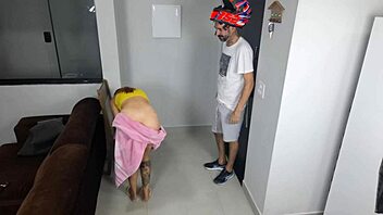 young naked girl receives ifood delivery guy