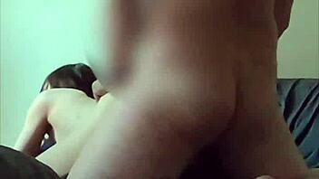 kdo je ta sousedka, co teď drtí s tátou?