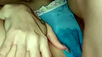 esfregando o pau na bucetinha da ninfeta até ela gozar