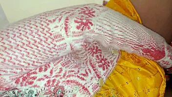 Desi-intialainen piikamainen vaimo kiusoittelee likasella puheella imien kyrpää