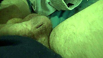 Turecká nevlastní matka se plíží do ložnice amerického nevlastního syna pro velký pták