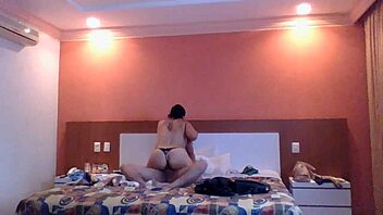 Blanca gozando de perrito en emocionante escena 😊