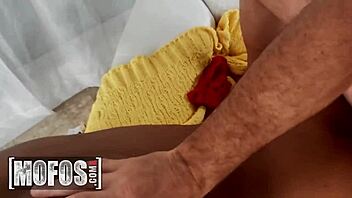 Isla Biza Cleans Charles Deras Cock With Facial