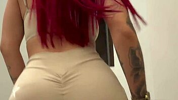 GOZA NA MINHA BUCETA! Hot Milf with Huge Ass Shakes in Tight Shorts