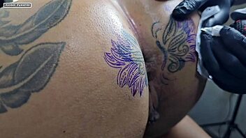 modifying the tattoo around my ass, now it's bigger than before 😏