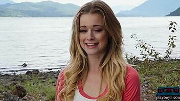 Lille blond milf stripper naken udendørs