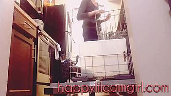 Enorm jente ignorerer deg mens hun rydder kjøkken, filming dominasjon 😏