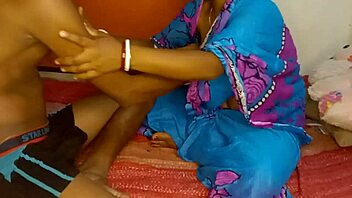 तीन फ्रेंड्स सालों बाद वाइल्ड बेडरूम सेक्स के लिए रियूनाइट करते हैं!