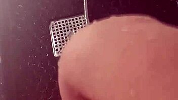 Enteada curvilínea se despe e se masturba no banho ensolarado