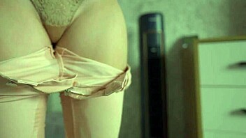 Female desperation leads to peeing in tight jeans