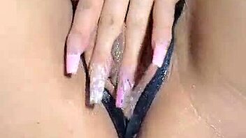 La Coneja Caliente Masturbates Her Pink Wet Tasty Pussy 😍