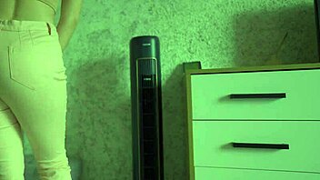 Female desperation leads to peeing in tight jeans