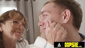 Jéje, sestra Gogo Fukme přistižena, jak babička Cyndi Sinclair cucá ptáka jinému pacientovi!