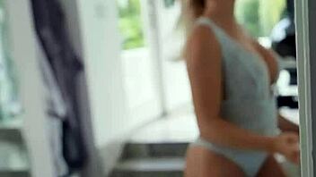 Ei, Paisley Porter leva buceta lambida e depois fodida de quatro na banheira 😈