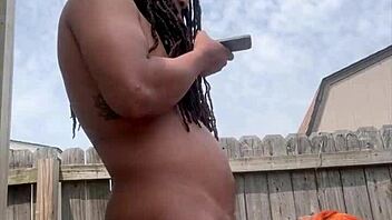 Ebony jente blir dikka ned ute suggestivt