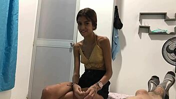 mi hermanastra pequeña entra a mi cuarto a pedirme que la deje chuparme la polla