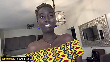 Eu vi essa modelo de biquíni ebony ser despida e fodida crua por um gringo