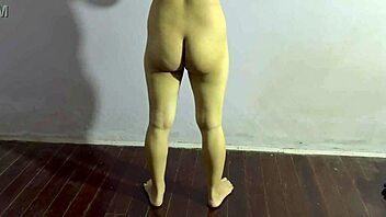 fine ass amateur teen girl, uh, workin out at home real sexy