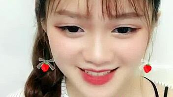 이 한국 여자애가 업라이브 웹캠에서 얼마나 귀여운지 믿을 수 없어!