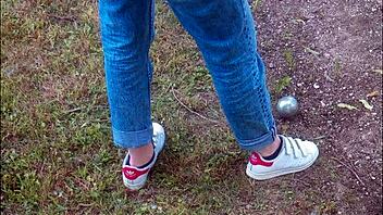 Marion relaxes at home with sneakers for 30 minutes